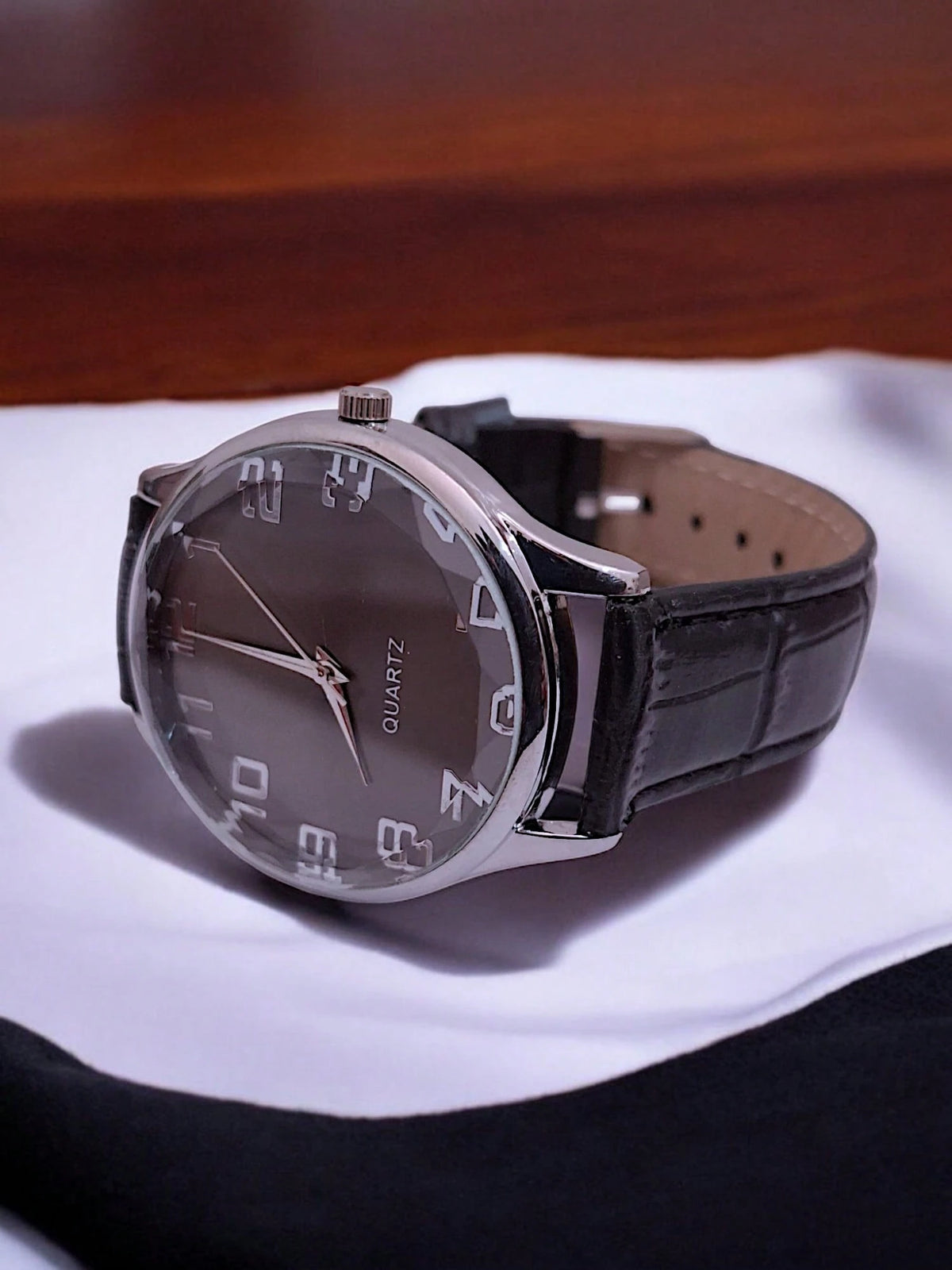 Relógio Masculino Social Elegante – Pulseira de Couro Preto e Mostrador Preto com Detalhes em Prata