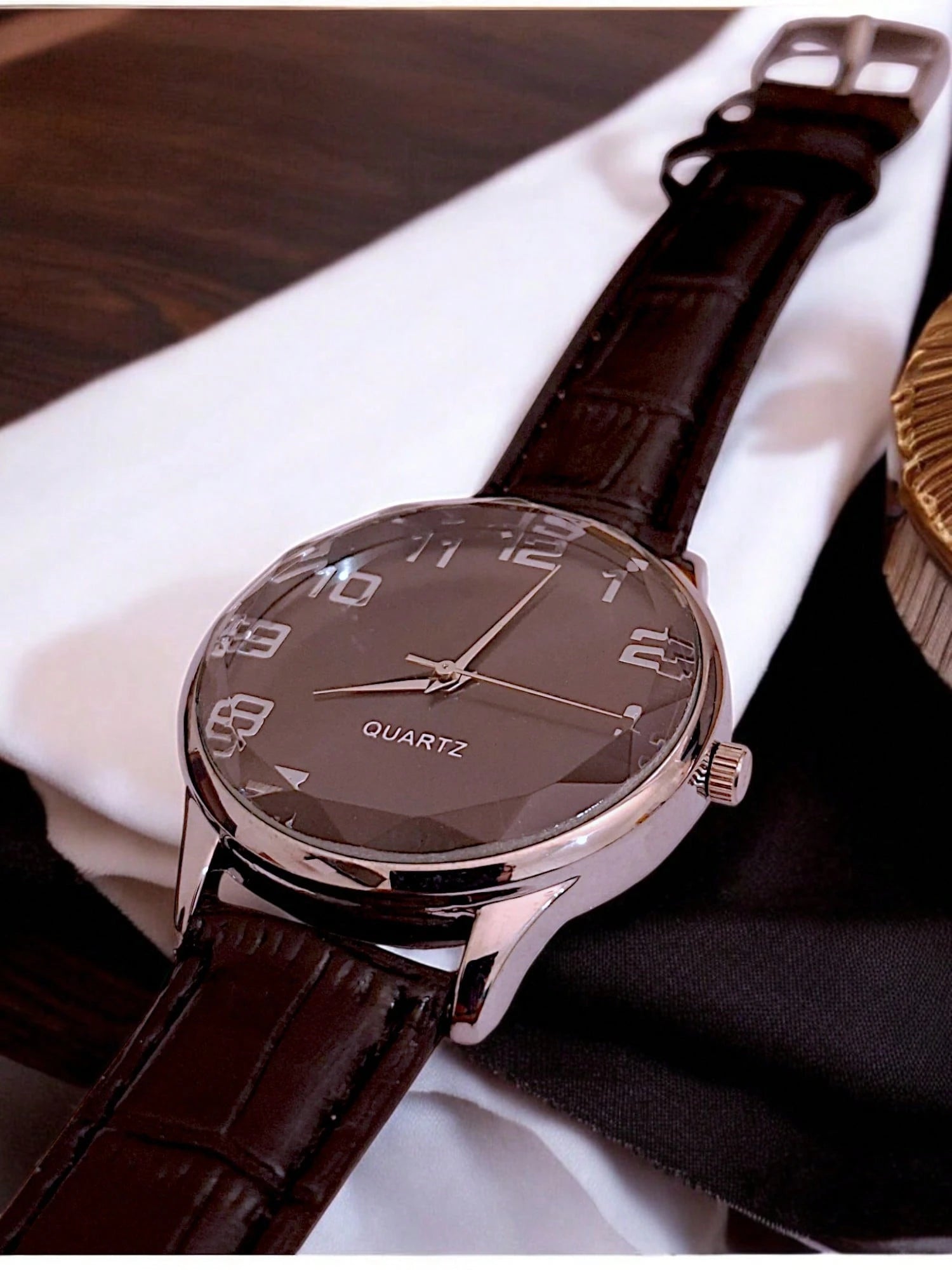 Relógio Masculino Social Elegante – Pulseira de Couro Preto e Mostrador Preto com Detalhes em Prata