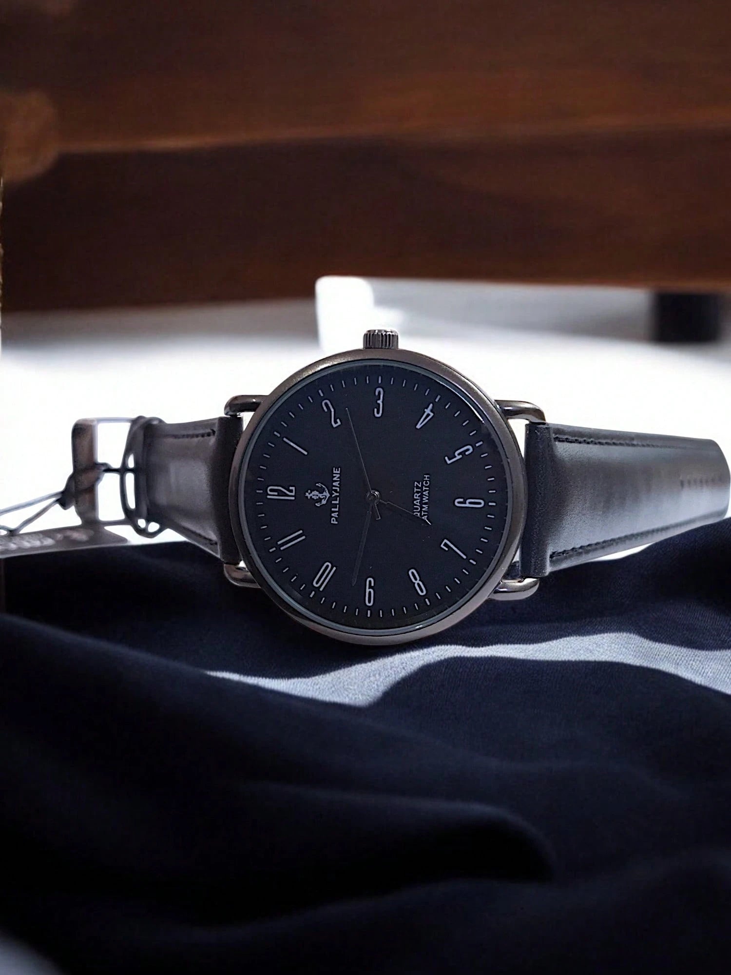 Relógio Minimalista Masculino – Social e Elegante com Pulseira de Couro e Mostrador Preto | Estilo Clássico e Moderno em um Só Acessório