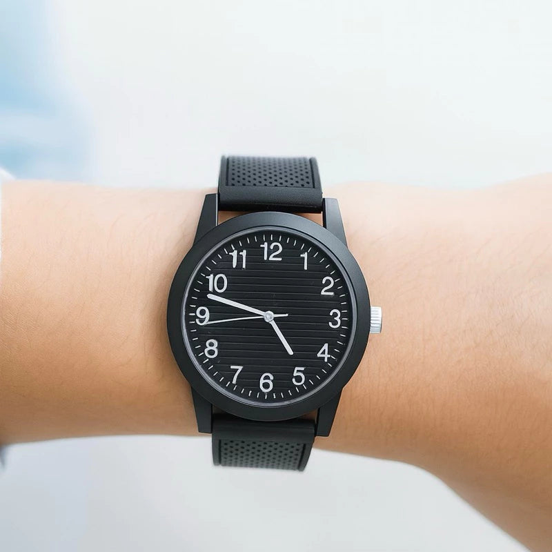 Relógio Social Minimalista – Analógico Unissex com Pulseira de Borracha | Estilo Simples, Confortável e Sofisticado